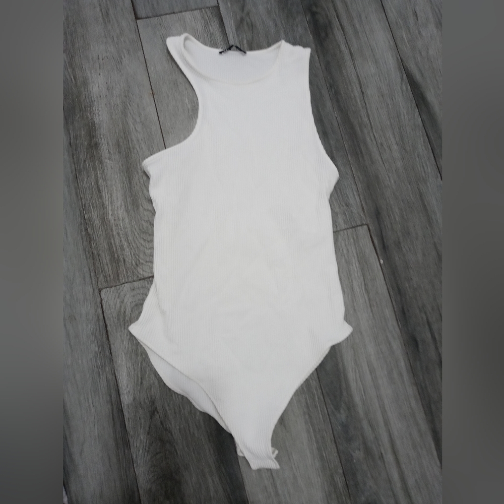 ZARA WHITE RIBBED SLEEVELESS CUT OUT SIDE STRETCH BODYSUIT. MEDIUM